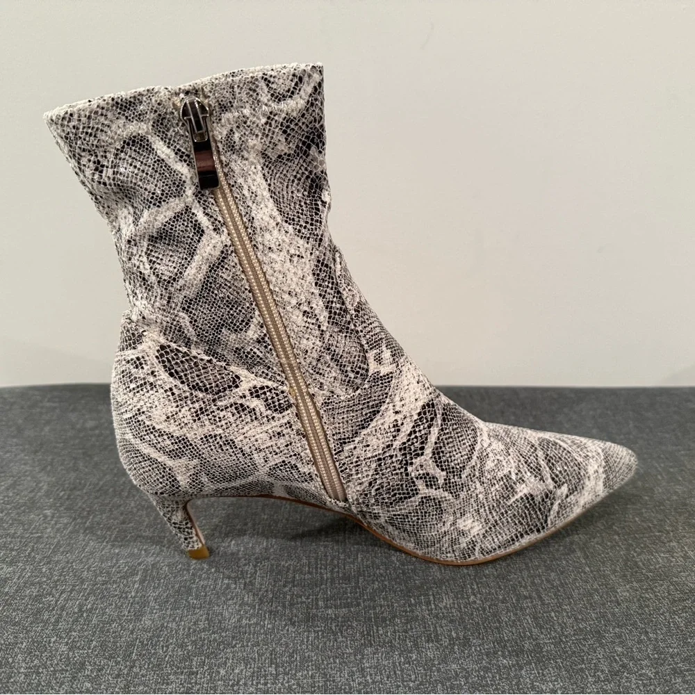 AZALEA WANG Leoncio Snakeskin Embossed mobwife sexy chic  Bootie (Women)/size 8